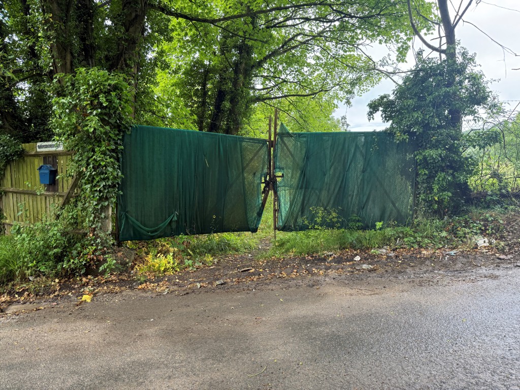 Lot: 65 - LAND WITH PLANNING FOR TWO DETACHED FOUR-BEDROOM HOUSES - Gated entrance